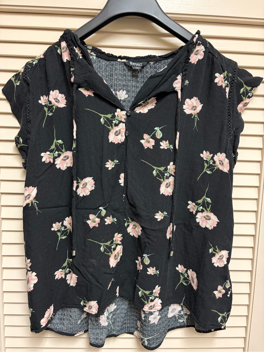 Buffalo David Bitton Blouse Women L Black Pink Floral Boho Flutter Sleeve Tassel